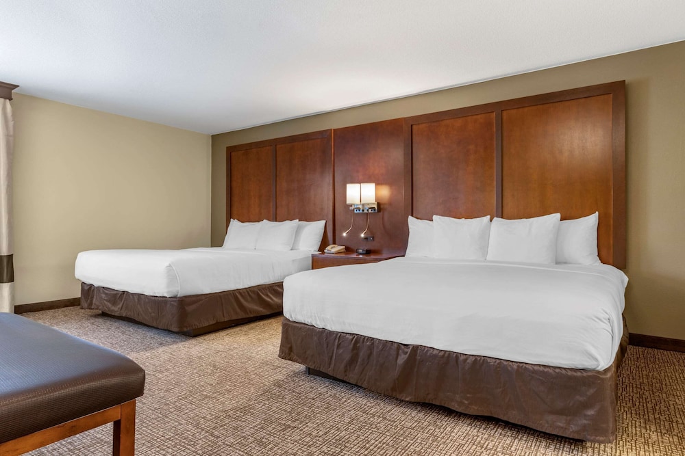 Room, Multiple Beds, Non Smoking (Upgrade) - Photo 2