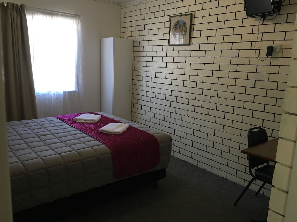 Standard Suite, 1 Bedroom, Non Smoking, Kitchenette (Queen) photo 2