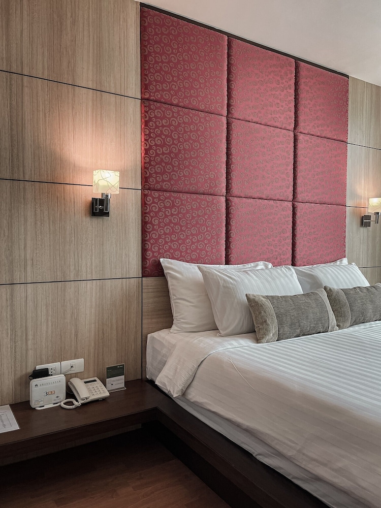 The One Suite - Photo 14