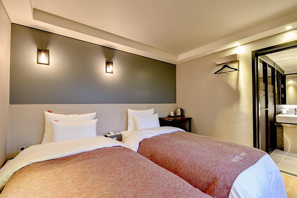 Deluxe Twin Room (Netflix - Use personal account) photo 1