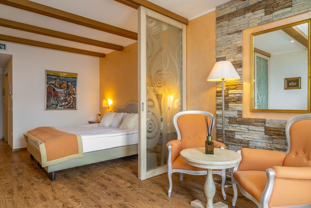 Premium Suite, Refrigerator, Lakeside photo 3