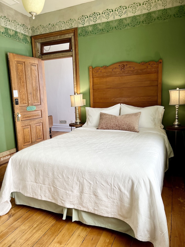 Standard Room, 1 Queen Bed photo 1