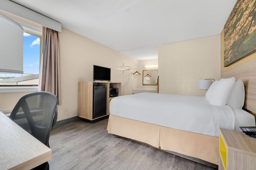 Standard Room, 1 Queen Bed - Photo 1