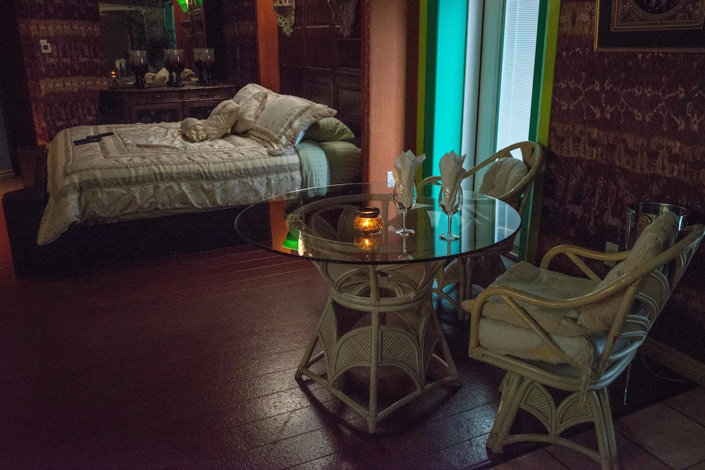 Jakarta(Tropical Penthouse) with waterfall hot tub, piano, and steam room photo 2