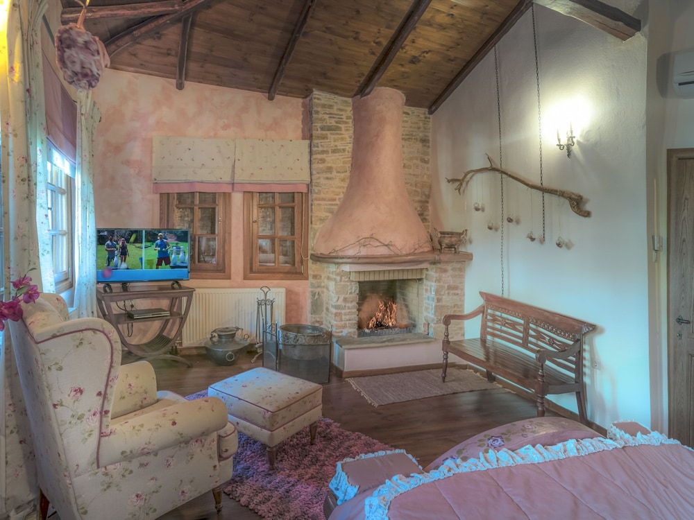 Honeymoon Suite, 1 Queen Bed, Jetted Tub (Erofili)