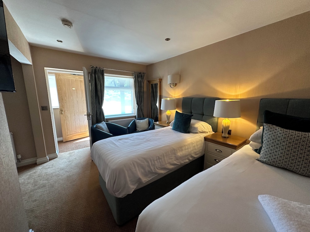 Deluxe Triple Room, Multiple Beds, Bathtub photo 1
