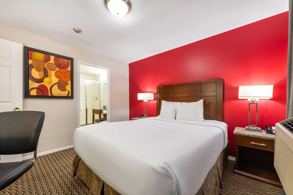 Suite, 1 Queen Bed with Sofa bed, Non Smoking - Photo 5