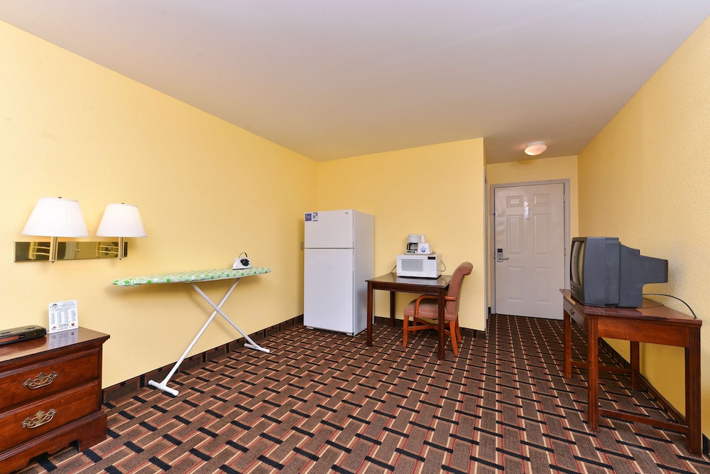 Suite, 1 King Bed, Non Smoking photo 2