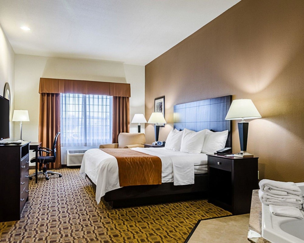 Room, 1 King Bed, Jetted Tub photo 2
