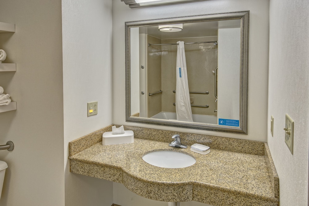 Room, 2 Queen Beds, Accessible, Non Smoking - Photo 4