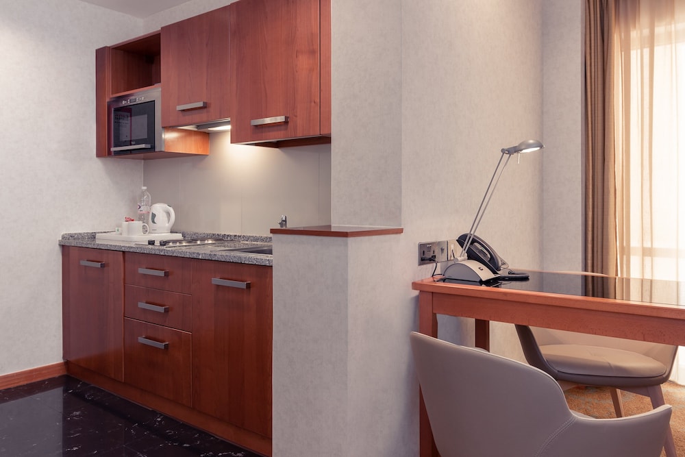 Suite, 1 Bedroom - Photo 12