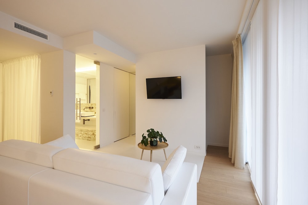 Superior Suite, 1 Queen Bed with Sofa bed, Accessible photo 2