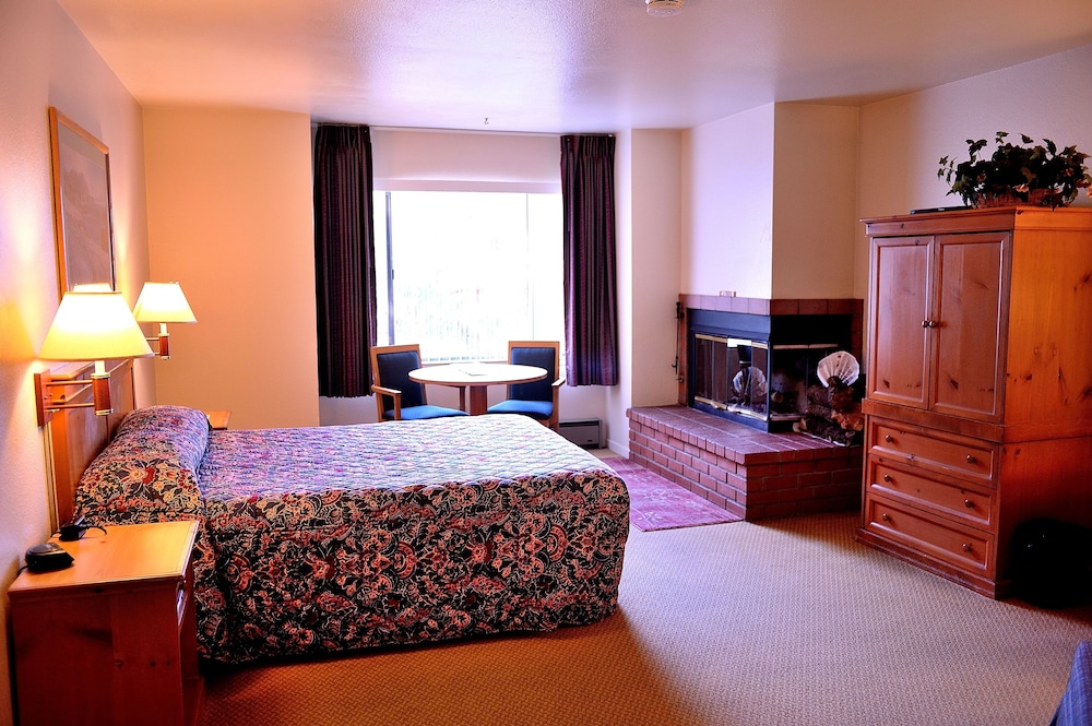 Deluxe room with queen bed fireplace