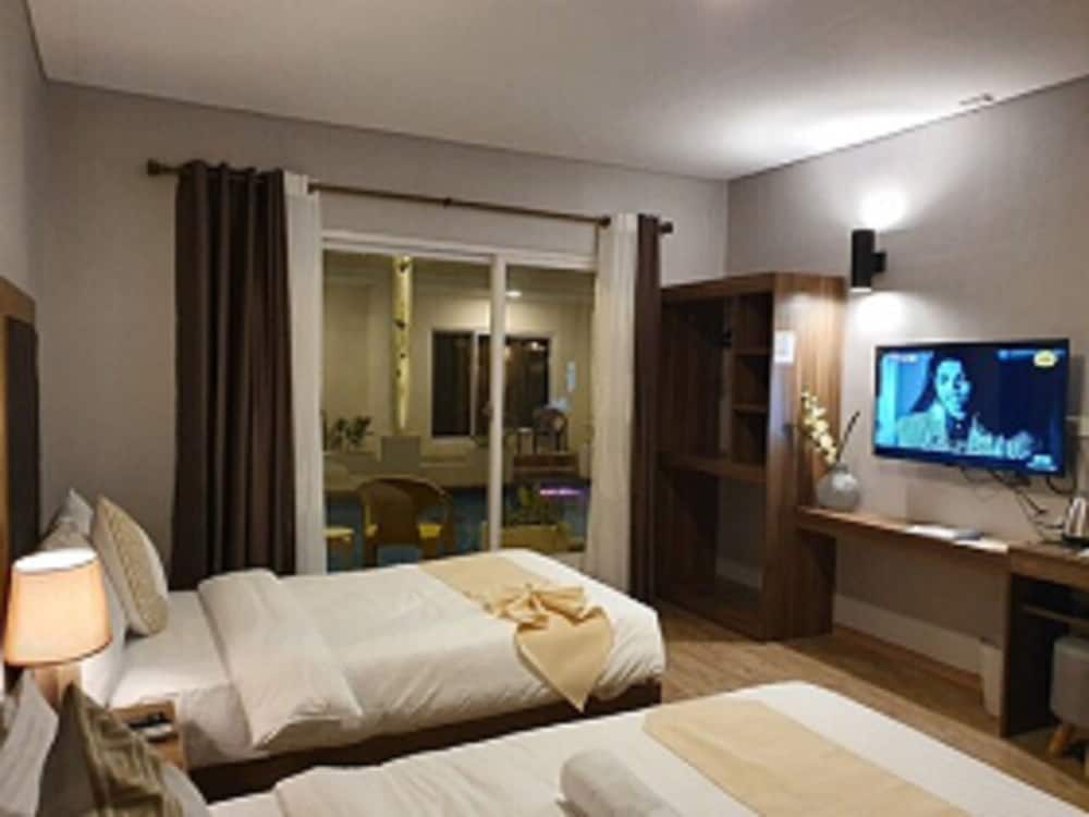 Deluxe with Pool Access ( 2 Beds)