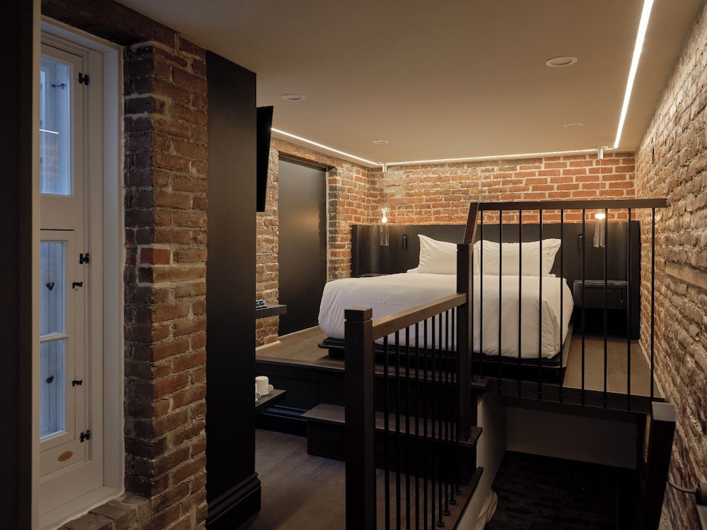 Small Standard Room (split floor)