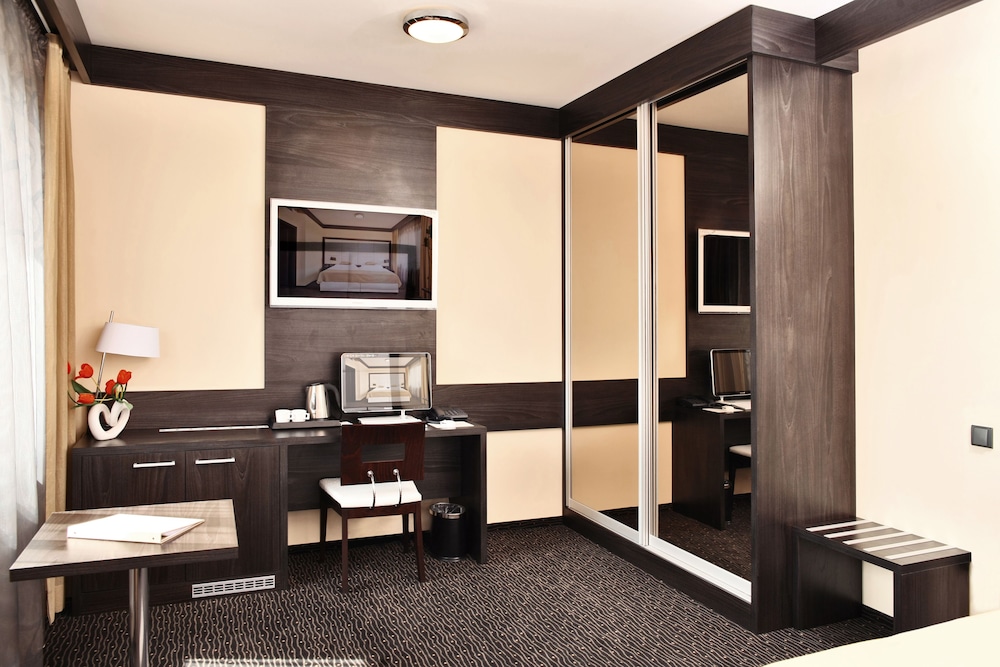 Business Suite (1 Living Room + 1 Bedroom)