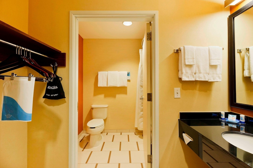 Room, 1 King Bed (Mobility Accessible, Tub) photo 2