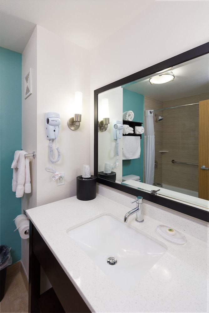 Deluxe Suite, 1 King Bed, Refrigerator & Microwave (Non Pet Friendly) - Photo 13