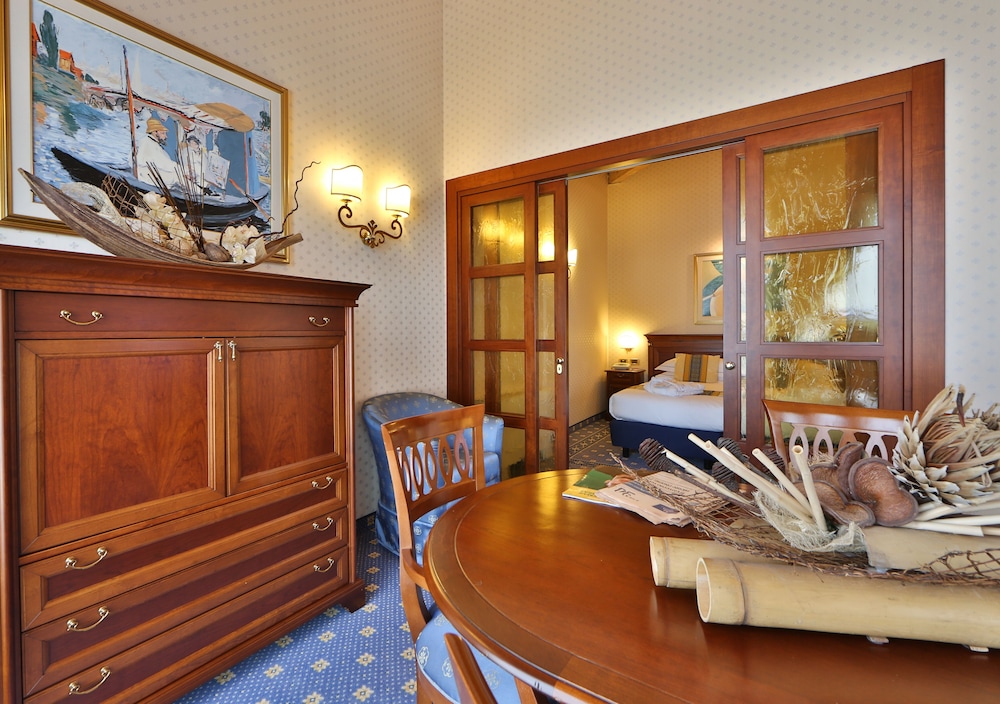 Suite, 1 King Bed - Photo 5