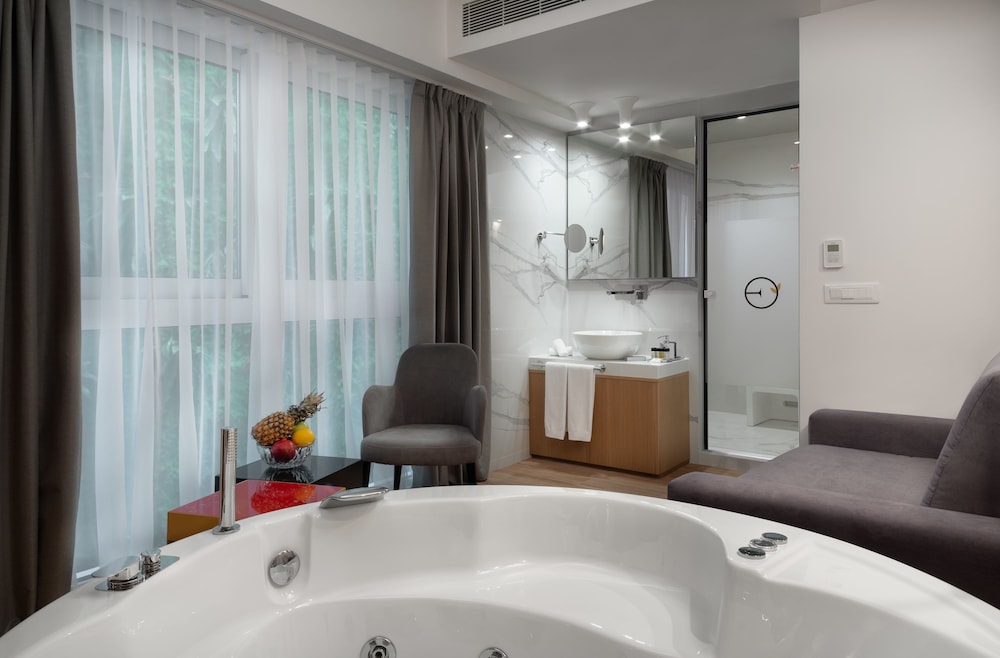 Junior Suite, Jetted Tub photo 2