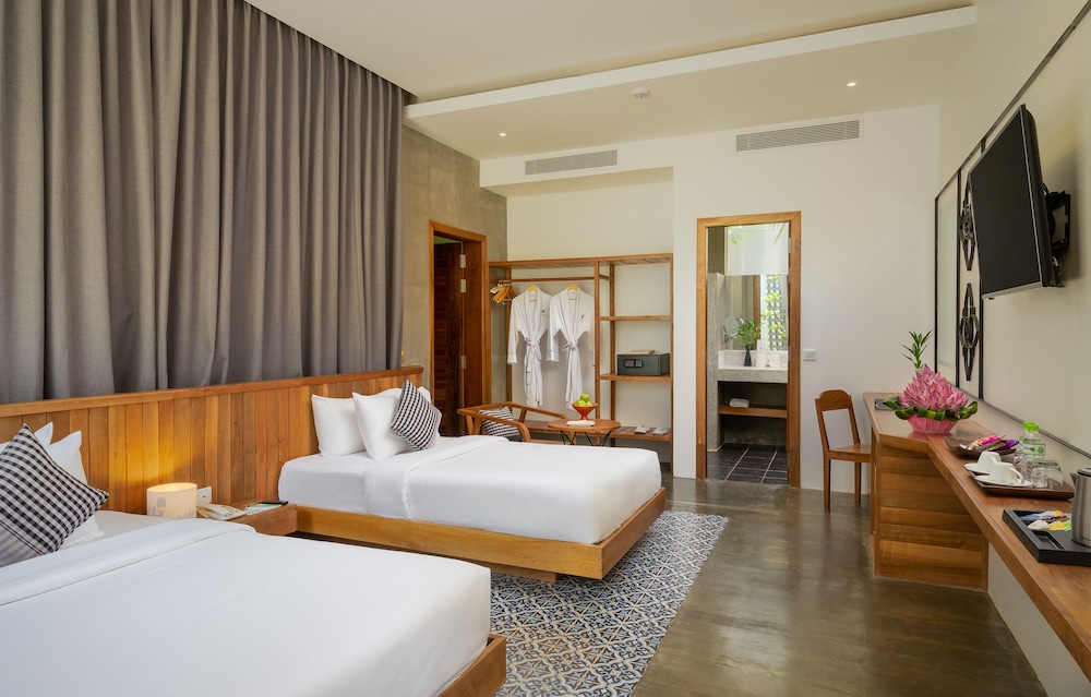 Premier Twin Room with Pool Access