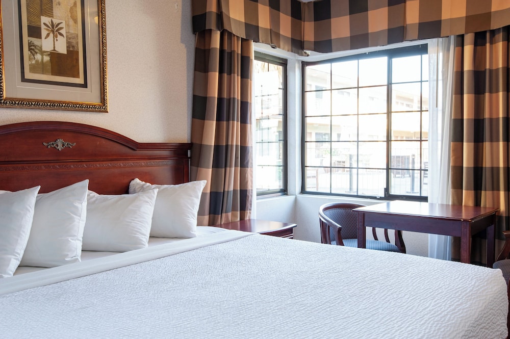 Deluxe Suite, Multiple Beds, Non Smoking photo 2