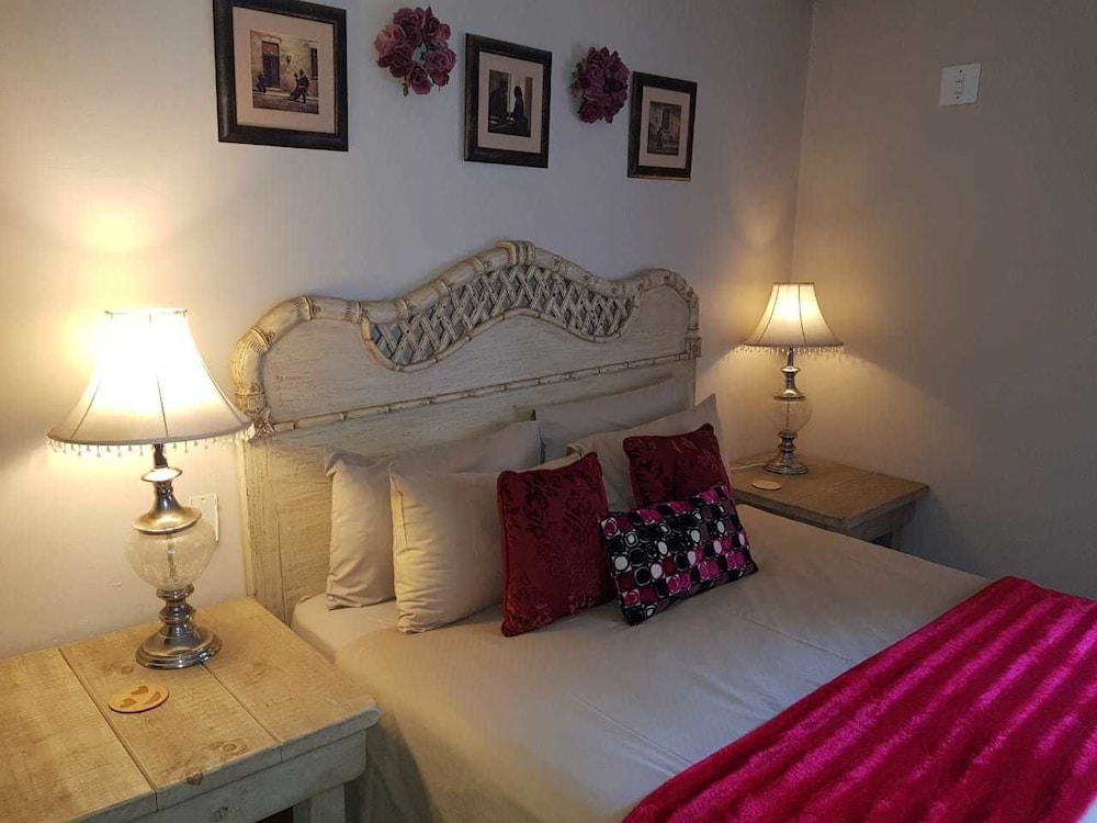 Deluxe Room, 1 Queen Bed photo 2