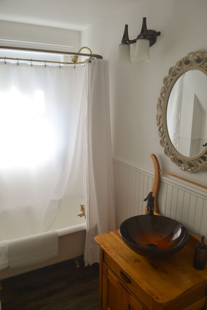 Classic Room, 1 Queen Bed, Private Bathroom, Partial Sea View photo 3