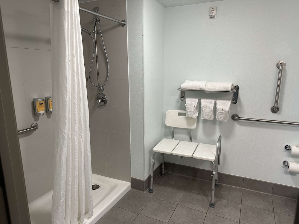 Standard Room, 1 King Bed, Accessible, Non Smoking photo 3