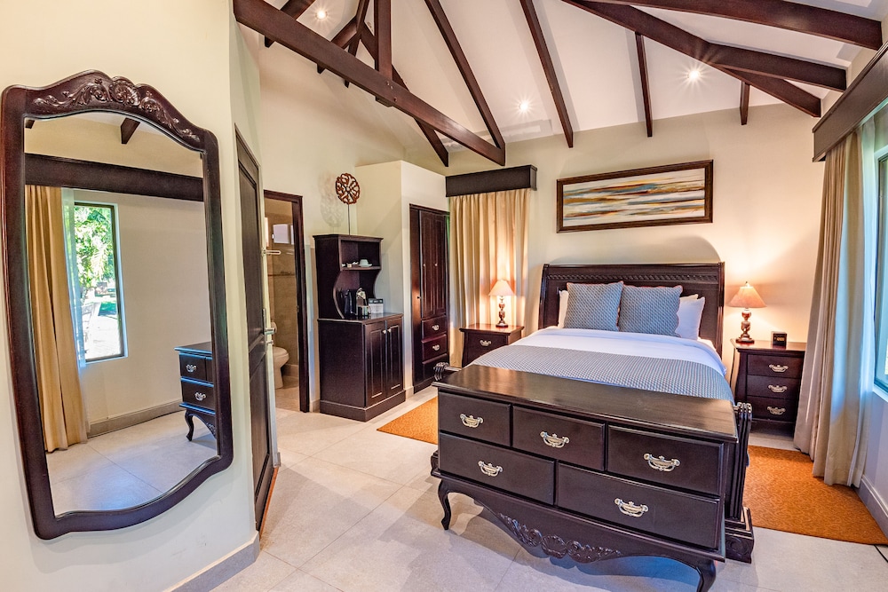 Standard Room, 1 Queen Bed photo 2