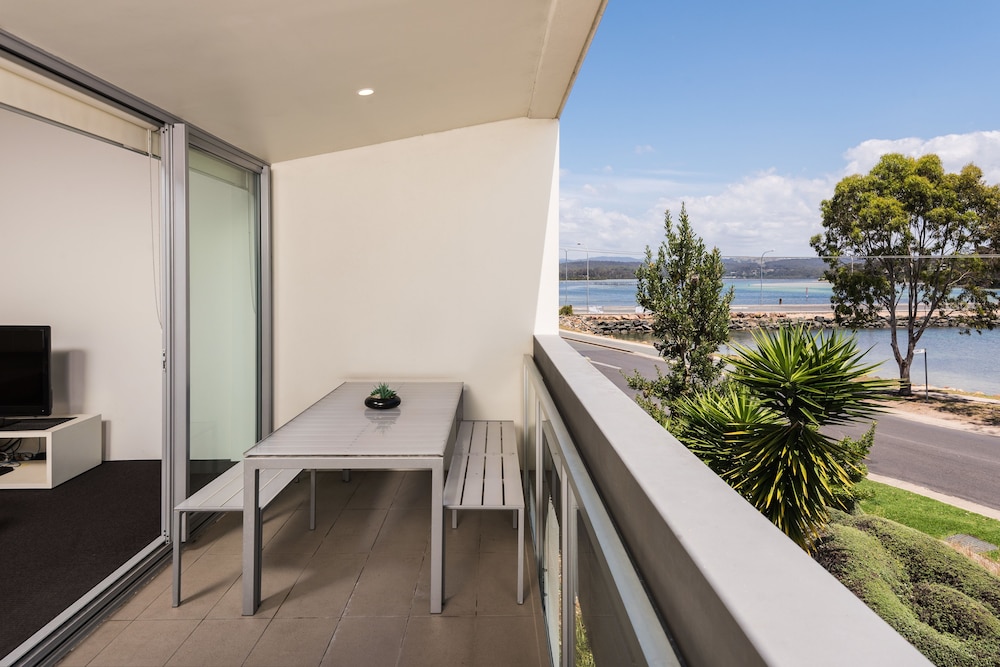 Three Bedroom Lakeside Townhouse - Photo 4