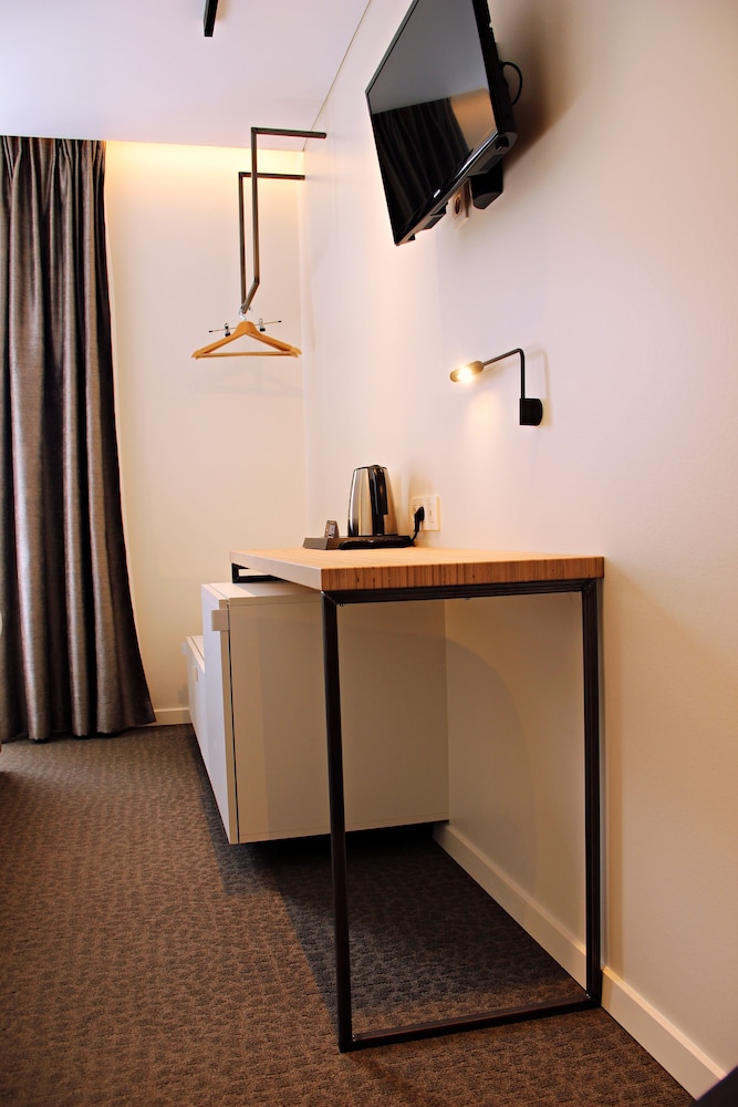 City Double Room, 1 King Bed, Non Smoking, Garden View photo 2