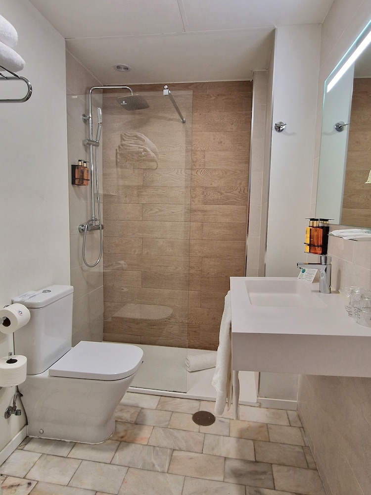 Deluxe Suite - Photo 16