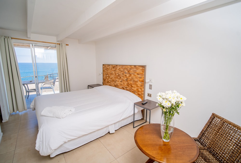 Standard Room, 1 Queen Bed, Partial Sea View photo 3