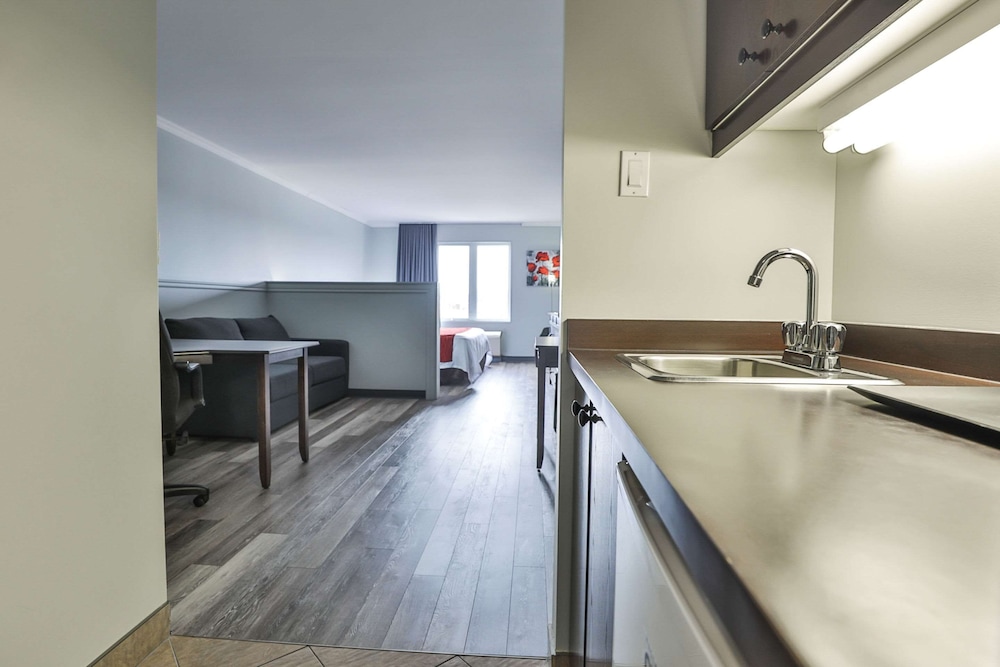 Business Suite, 1 King Bed with Sofa bed, Non Smoking photo 3