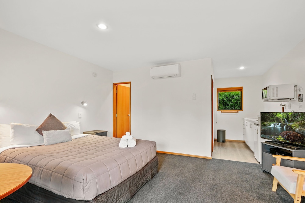 Standard Studio, Non Smoking, Kitchenette (Spa Bath Couples Retreat) photo 3