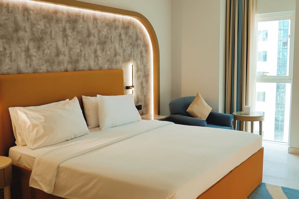 Deluxe King Room City View photo 3