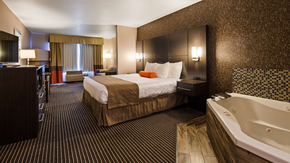 Suite, 1 King Bed, Non Smoking, Jetted Tub - Photo 2