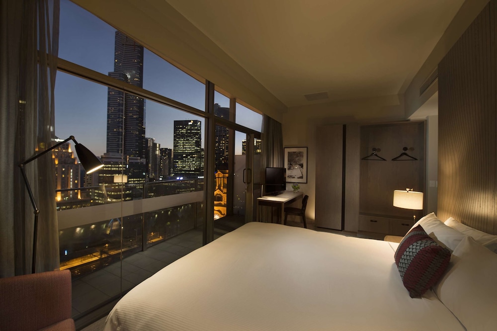 Room, 1 King Bed, Balcony, River View (Skyline) - Photo 6