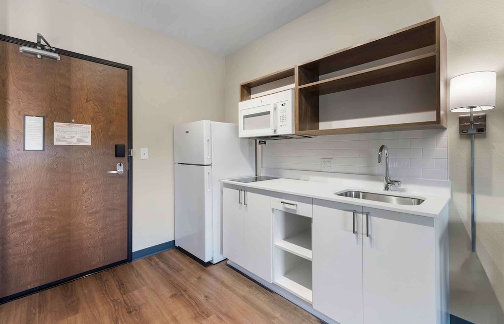 Standard Studio, 1 Queen Bed, Non Smoking, Refrigerator & Microwave - Photo 3