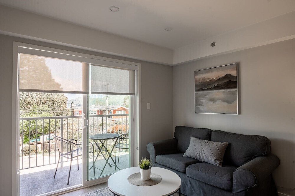 Signature Studio Suite, 1 Queen Bed, Balcony
