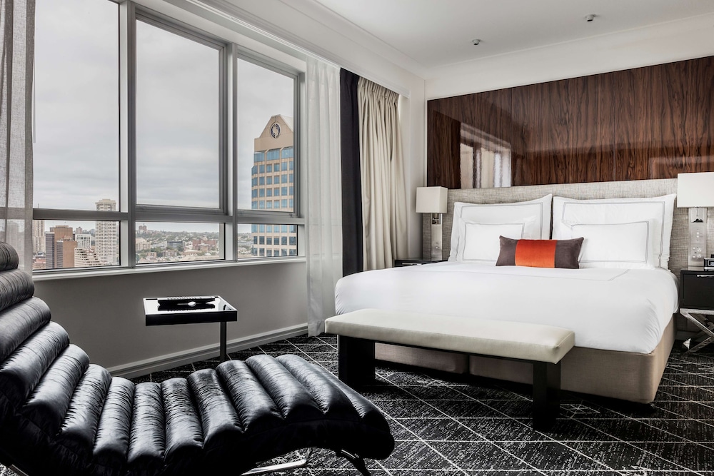 Executive Suite, 1 King Bed, Club Lounge Access