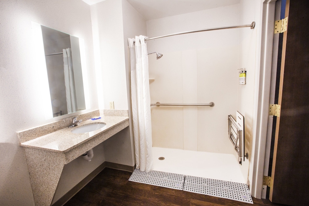 Suite, 2 Queen Beds, Mobility Accessible (Roll-In Shower) - Photo 4