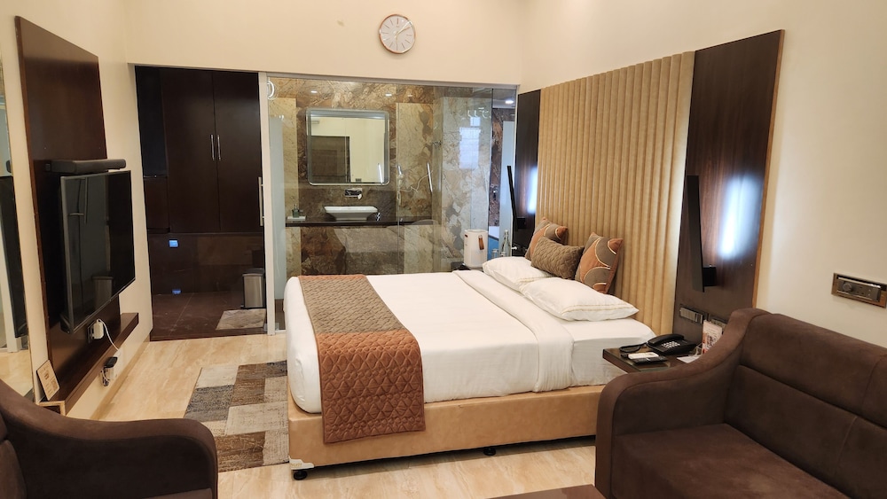 Suite, 1 Double Bed, Air conditioning, City View