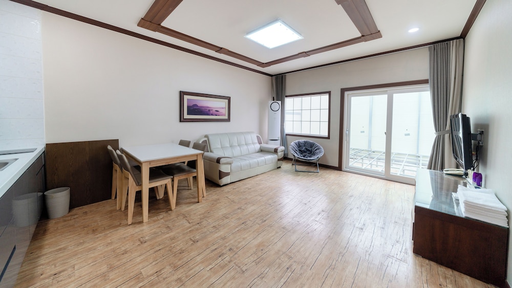 Deluxe Family Room
