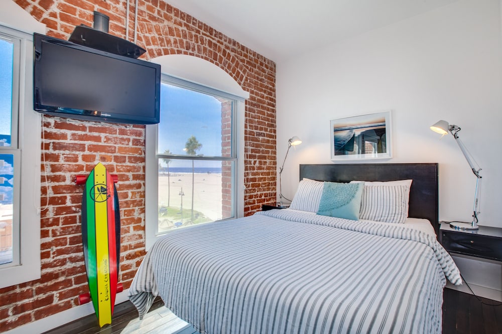 Deluxe Room, 1 Queen Bed With Sofa Bed