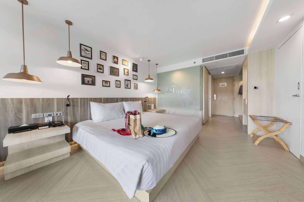 Deluxe Room, 1 King Bed, Balcony