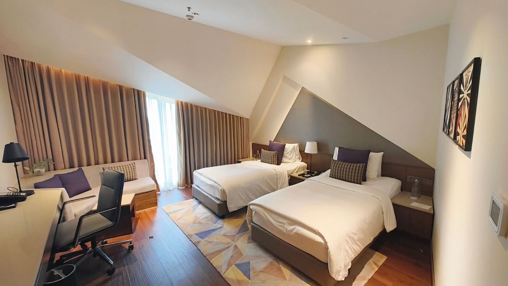 Deluxe Room, 2 Twin Beds (Airport View)