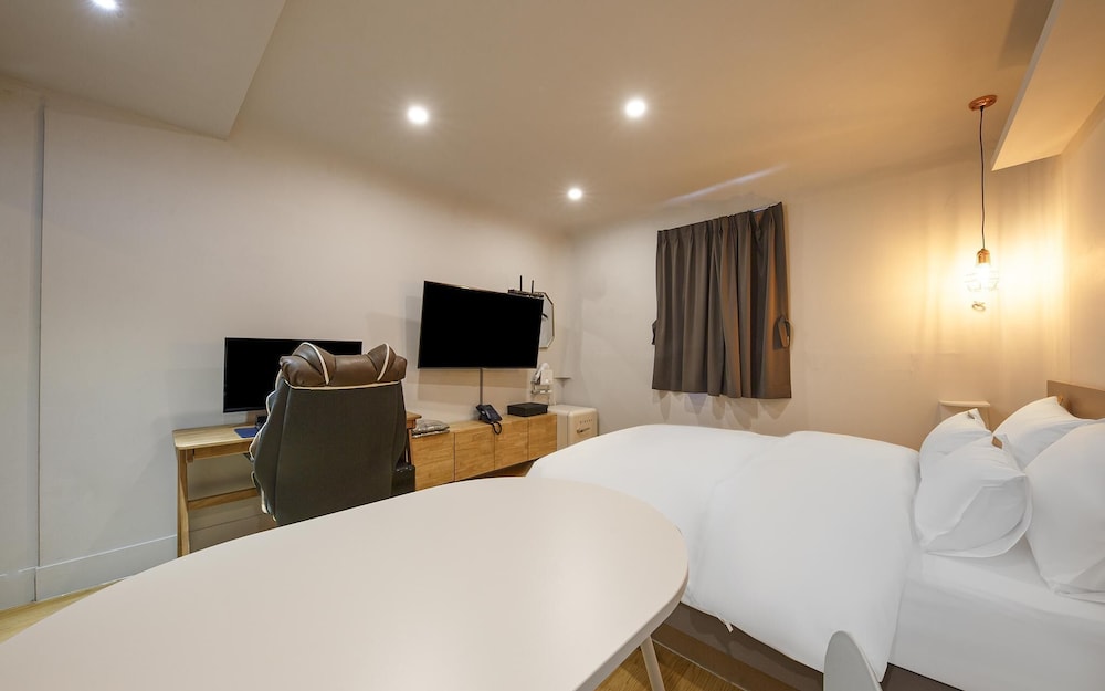 Room (Premium - 1 PC for top-of-the-line ga) - Photo 2