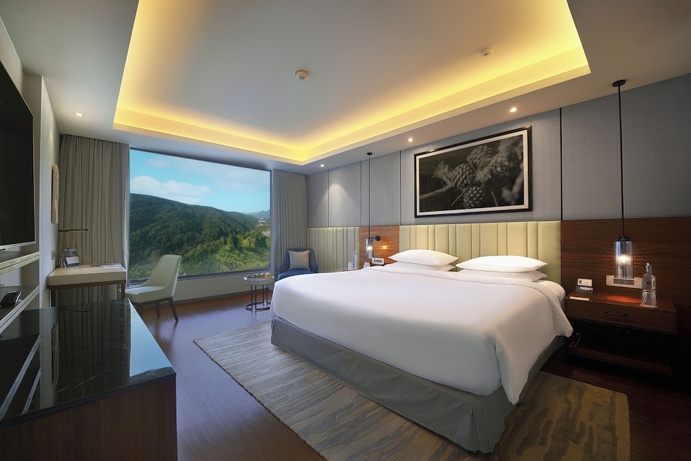 Deluxe Suite, 1 King Bed - Photo 1